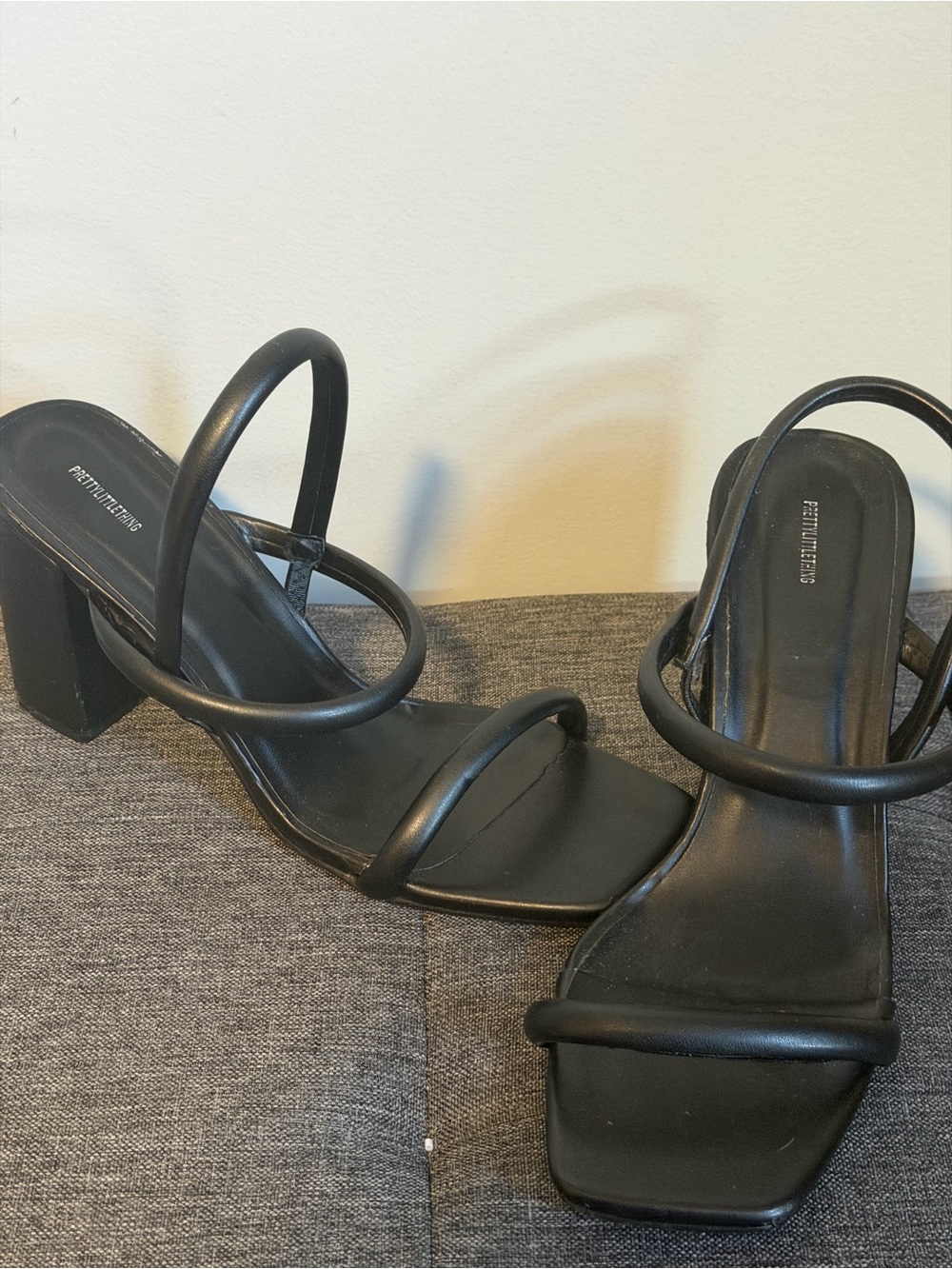 Minimalist Black Strappy Block Heel Sandals - Femme Collection